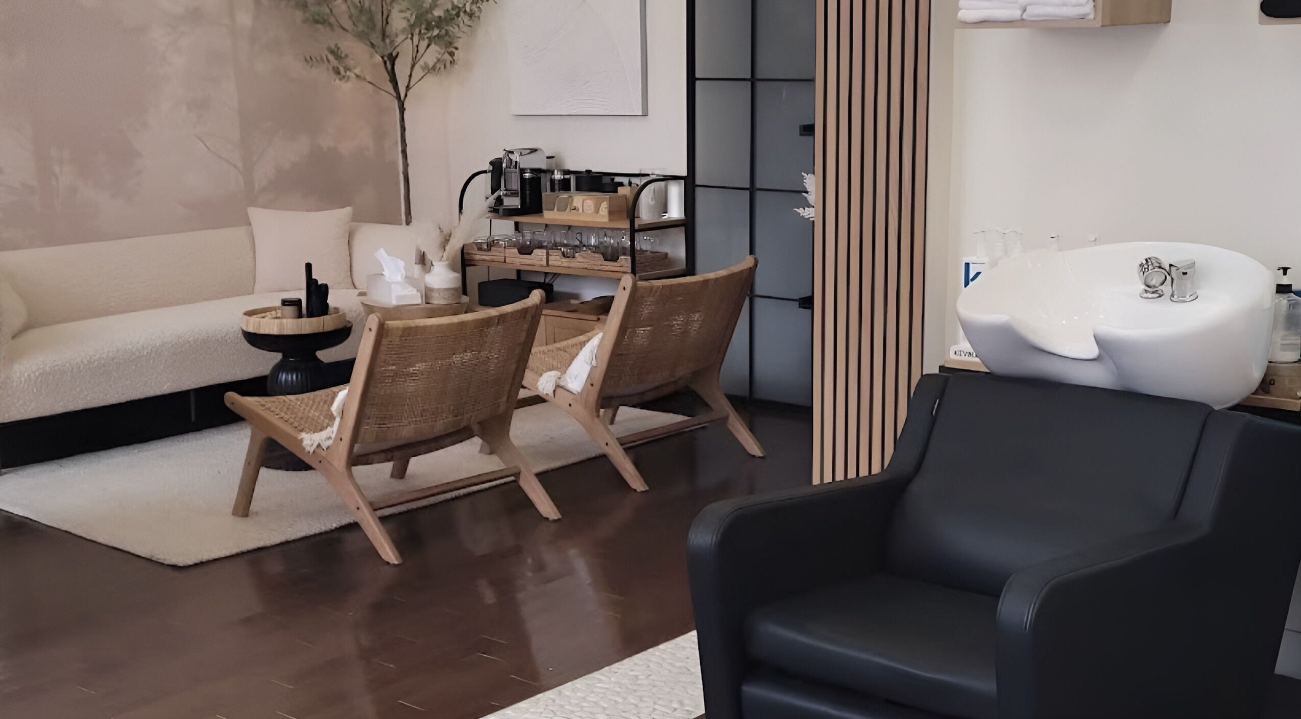 Espace détente moderne chez Sarah Lespérance à Montréal, Québec, CA, avec fauteuils confortables et lavabo élégant.