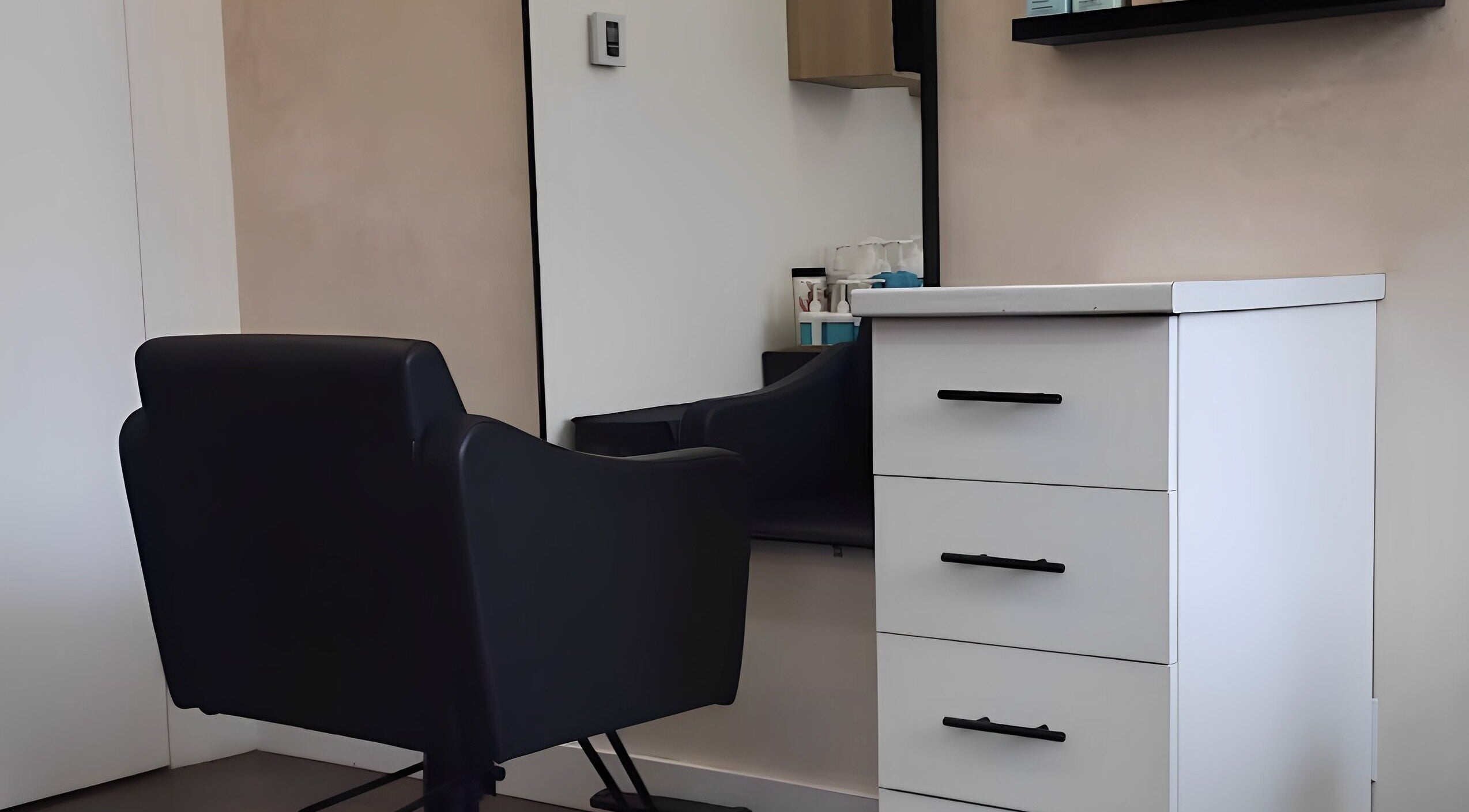 Espace coiffure chic chez Sarah Lespérance à Montréal, Québec, CA, avec fauteuil noir et miroir.