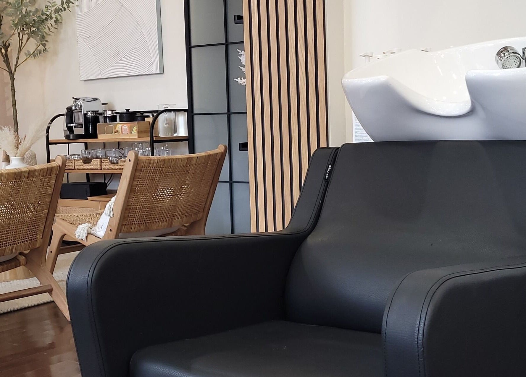 Intérieur moderne et cosy chez Sarah Lespérance à Montréal, Québec, CA, avec des fauteuils élégants et un espace détente.