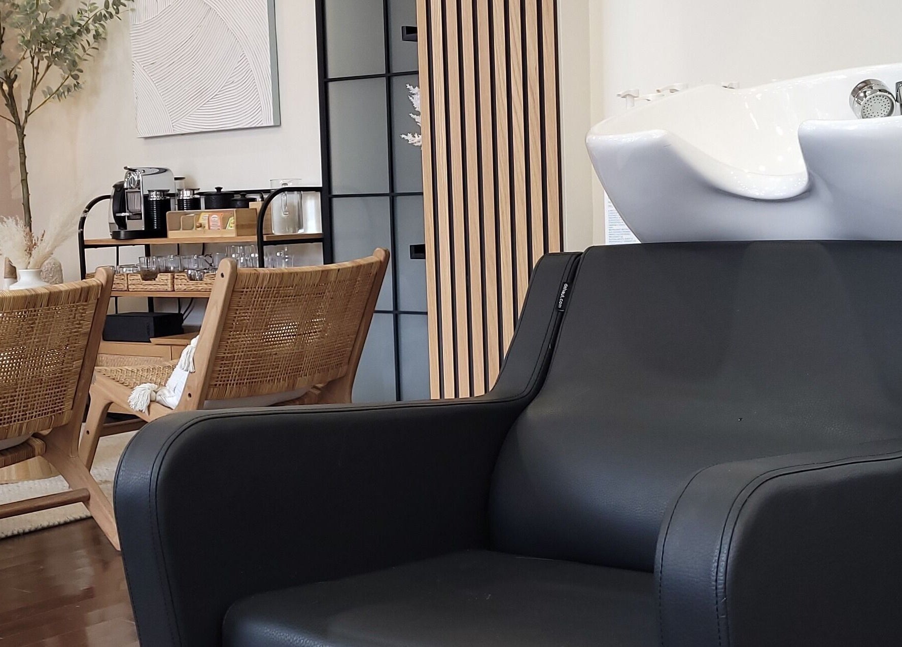 Intérieur moderne et cosy chez Sarah Lespérance à Montréal, Québec, CA, avec des fauteuils élégants et un espace détente.