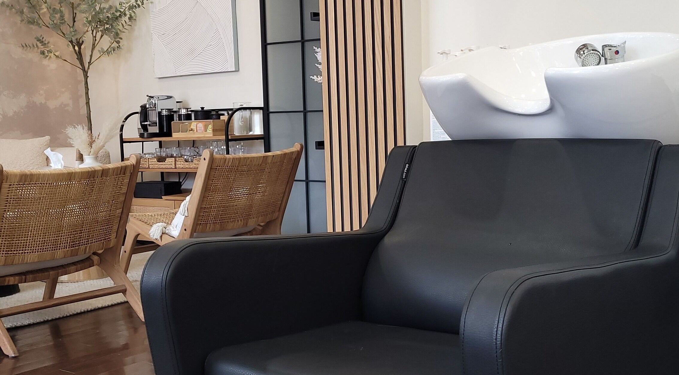 Intérieur moderne et cosy chez Sarah Lespérance à Montréal, Québec, CA, avec des fauteuils élégants et un espace détente.