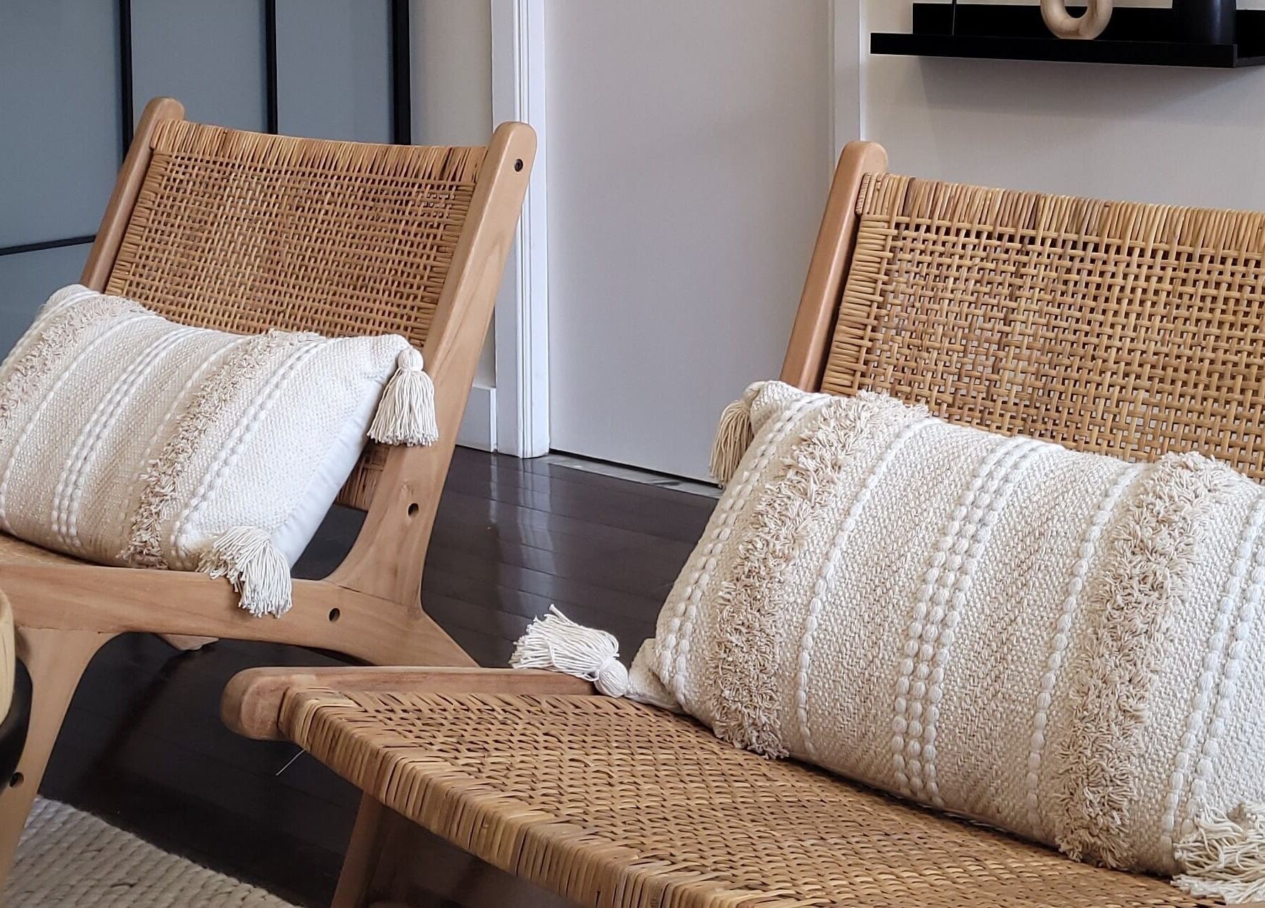 Chaises en osier avec coussins élégants chez Sarah Lespérance, Montréal, Québec, CA.