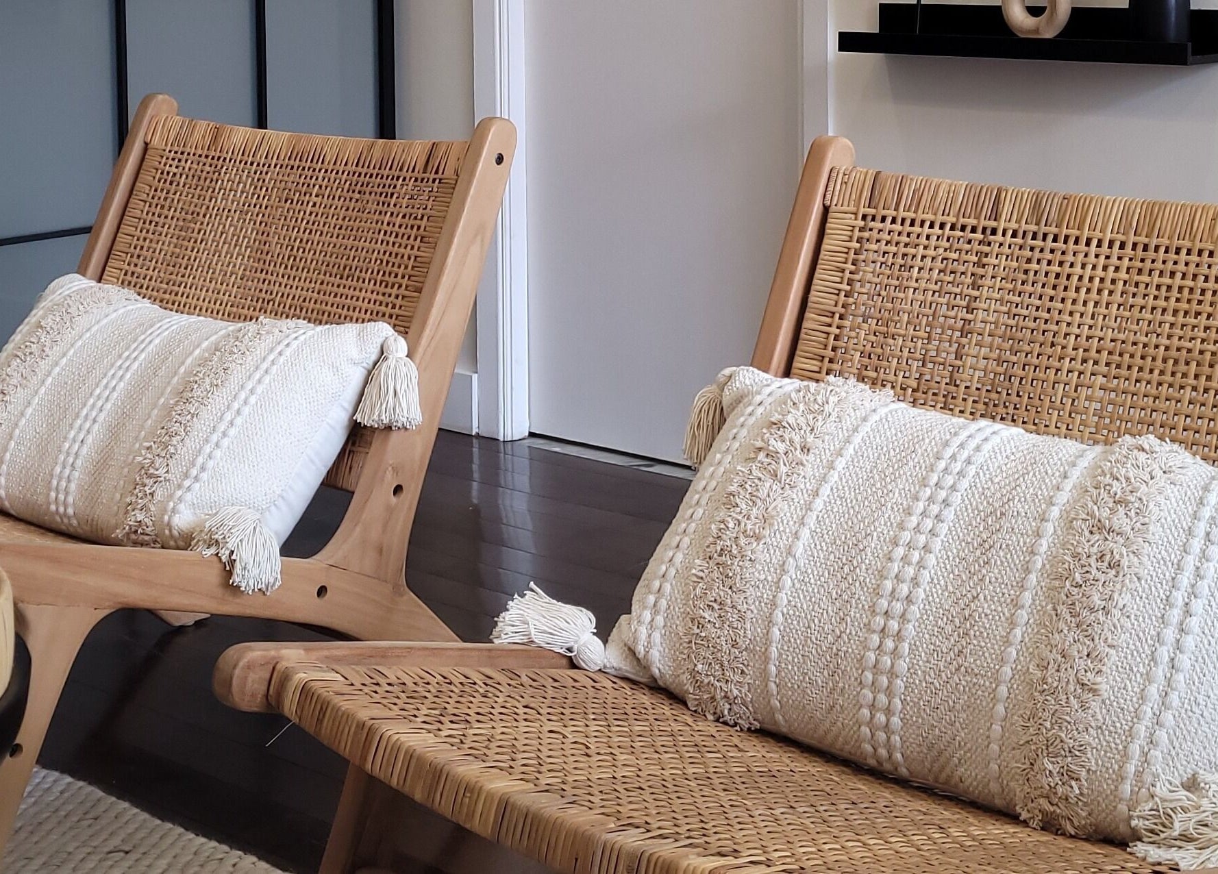 Chaises en osier avec coussins élégants chez Sarah Lespérance, Montréal, Québec, CA.