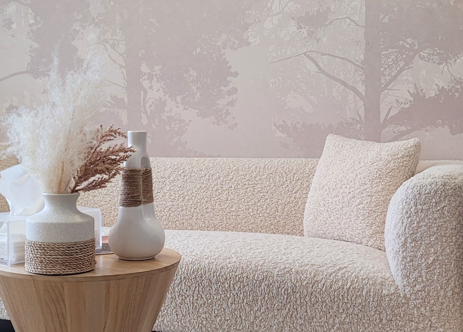 Salon élégant chez Sarah Lespérance à Montréal, Québec, CA avec déco minimaliste et sofa texturé.