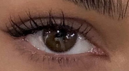 Emerald Brows image 3