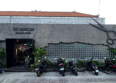 The Gardezan salon entrance, modern design with large scissors, Bali, Bali, ID.