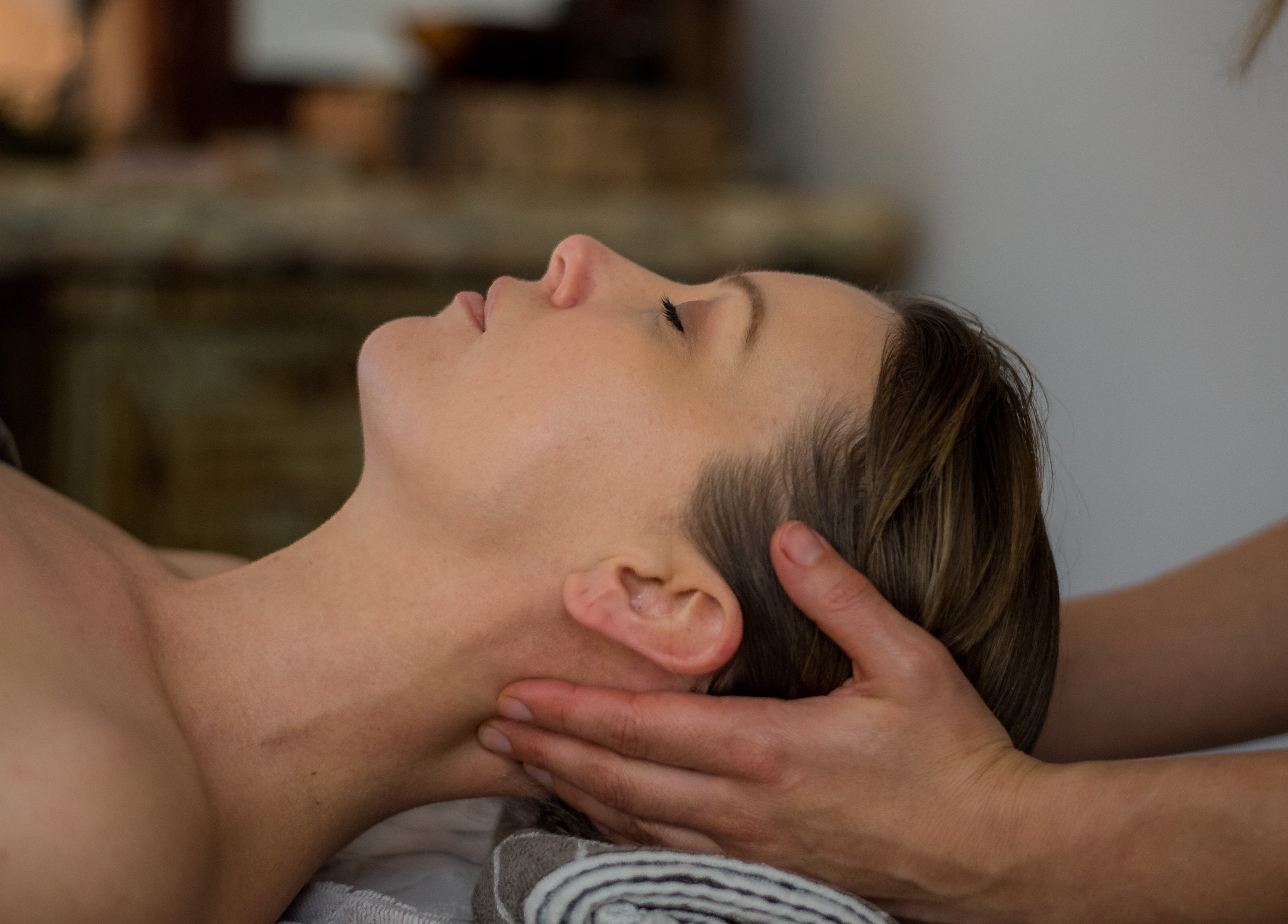 Relaxing head massage at Intuitive Bodywork With Glendah, Melbourne, Victoria, AU. Experience tranquility.