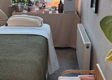 Relaxing treatment room at Aceso Healing Therapies in Margate, England, GB with a cozy bed and natural decor.