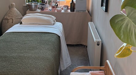 Relaxing treatment room at Aceso Healing Therapies in Margate, England, GB with a cozy bed and natural decor.