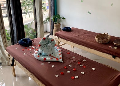 Luxurious massage room at Detox Wellness, San Fernando, Ilocos Region, PH with rose petals and soft towels.