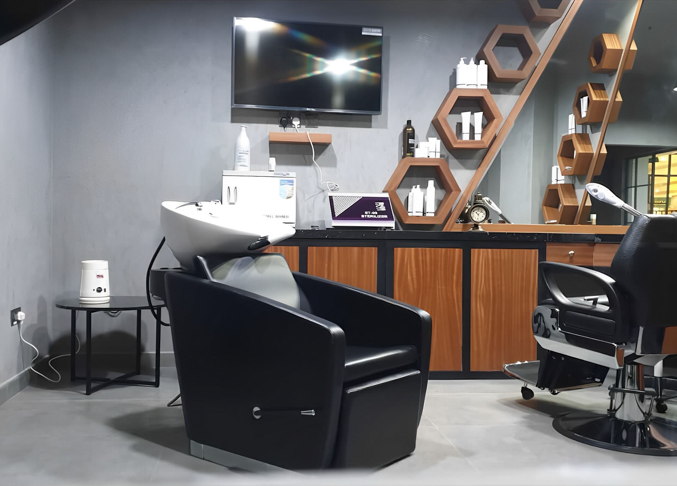 Modern styling area at Le Coiffeur Salon Dar-Al-Salam, الدوحة, الريان, QA, featuring sleek chairs and decor.