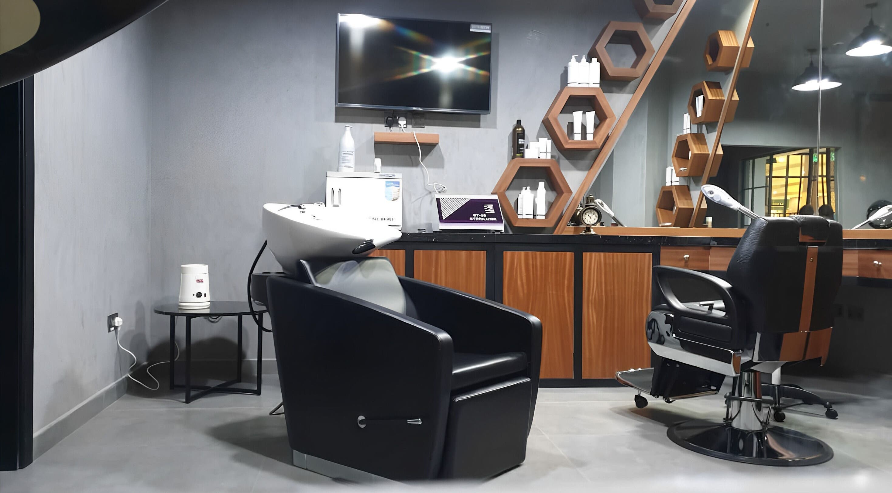Modern styling area at Le Coiffeur Salon Dar-Al-Salam, الدوحة, الريان, QA, featuring sleek chairs and decor.