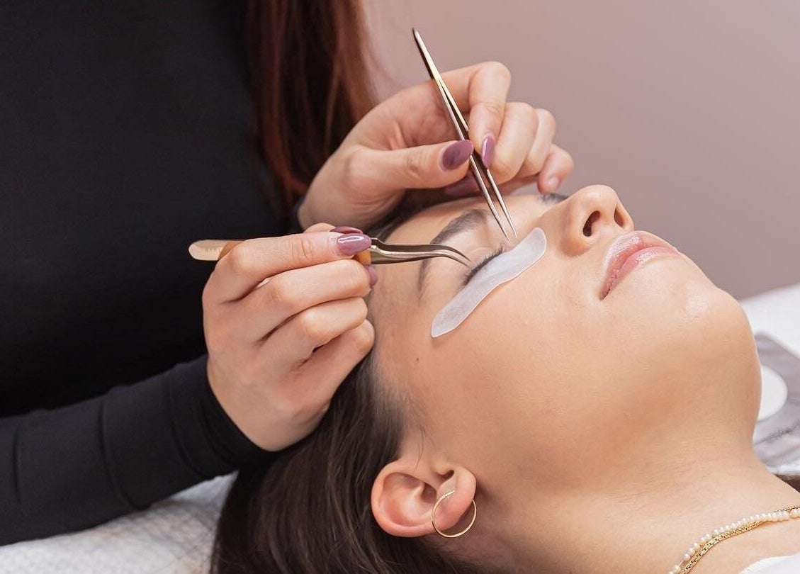 Eyelash extension application at Peachy Beauty, Hawthorn, Victoria, AU. Precision and expertise in beauty care.