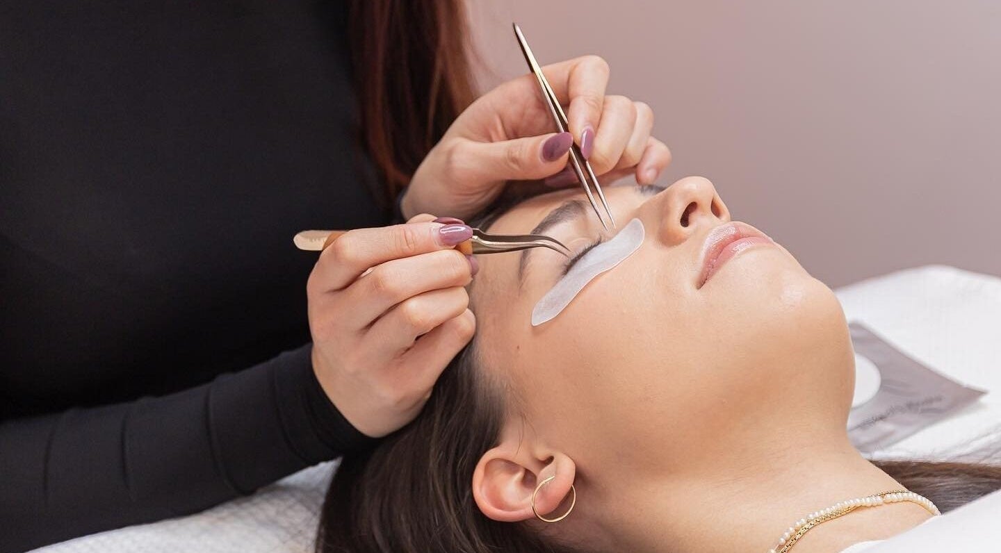Eyelash extension application at Peachy Beauty, Hawthorn, Victoria, AU. Precision and expertise in beauty care.