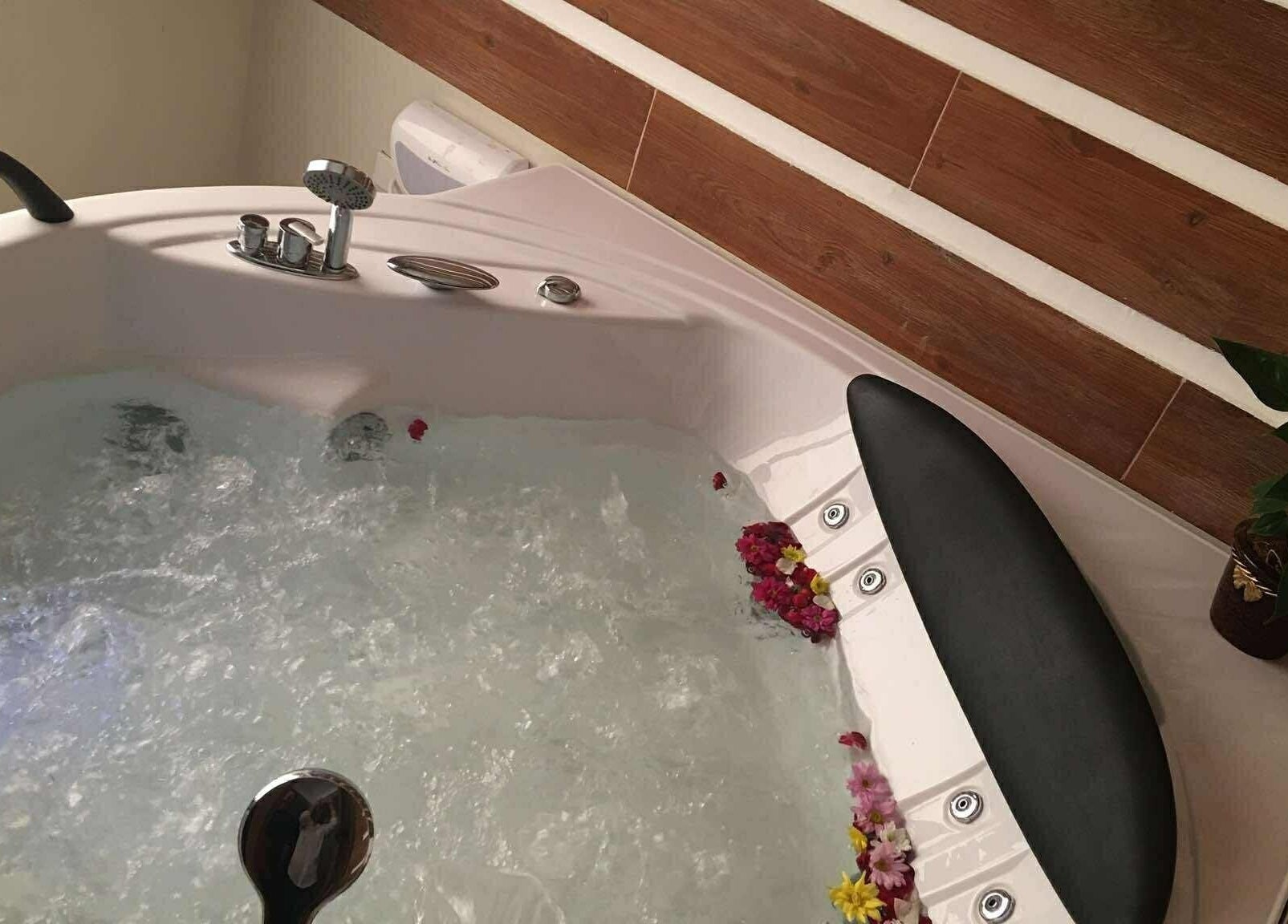 Luxurious tub with flowers at Yuan Spa in City of Balanga, Central Luzon, PH for ultimate relaxation.