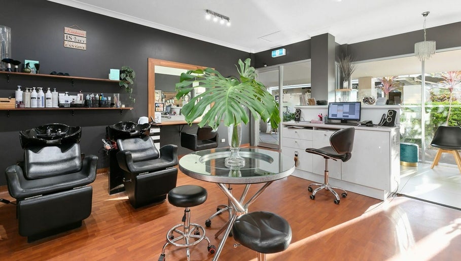 Noosaville Hair & Beauty imagem 1