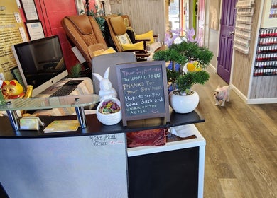 Welcome area of Thai Nails House by Ann in Denver, Colorado, US with comfy chairs and friendly decor.