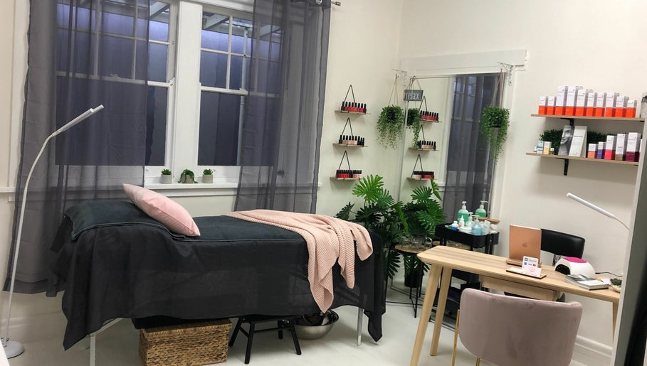 The Bronze and Beauty Room image 1