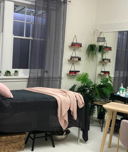 The Bronze and Beauty Room image 2