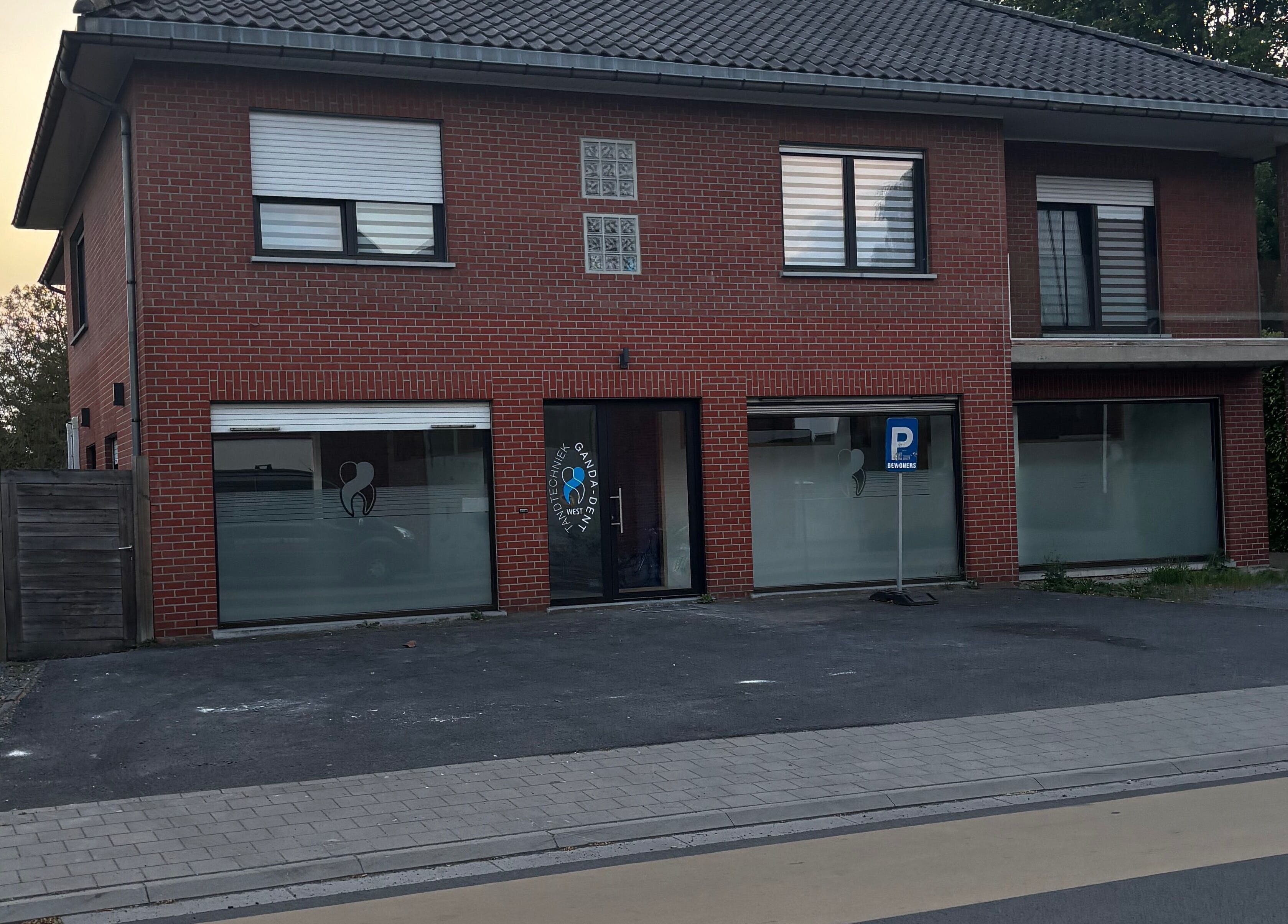 CuraGlow brick gevel in Wevelgem, Vlaanderen, BE bij zonsondergang.