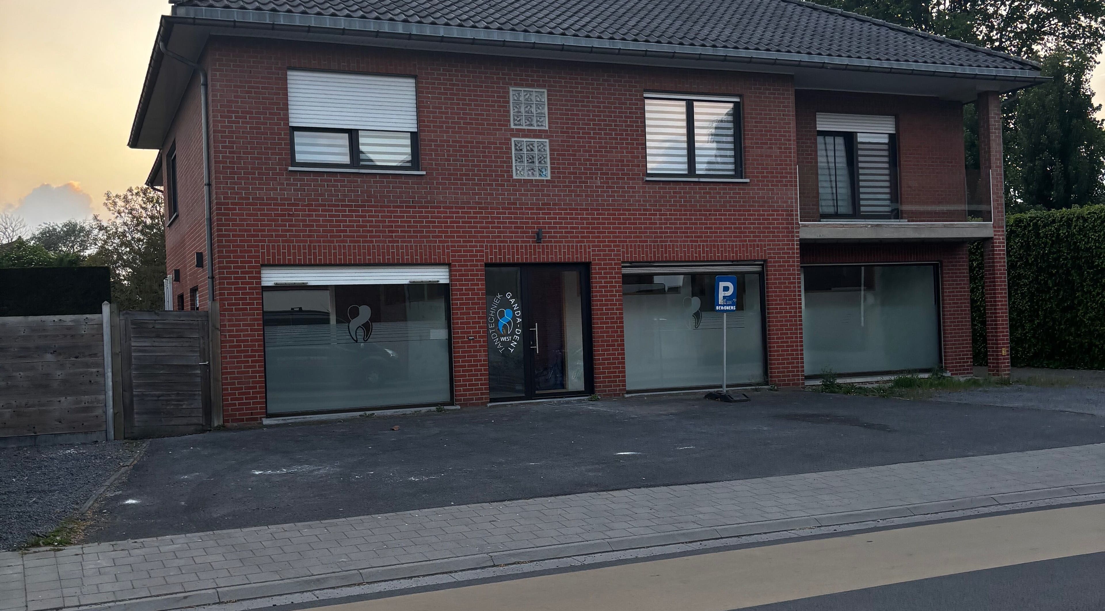 CuraGlow brick gevel in Wevelgem, Vlaanderen, BE bij zonsondergang.