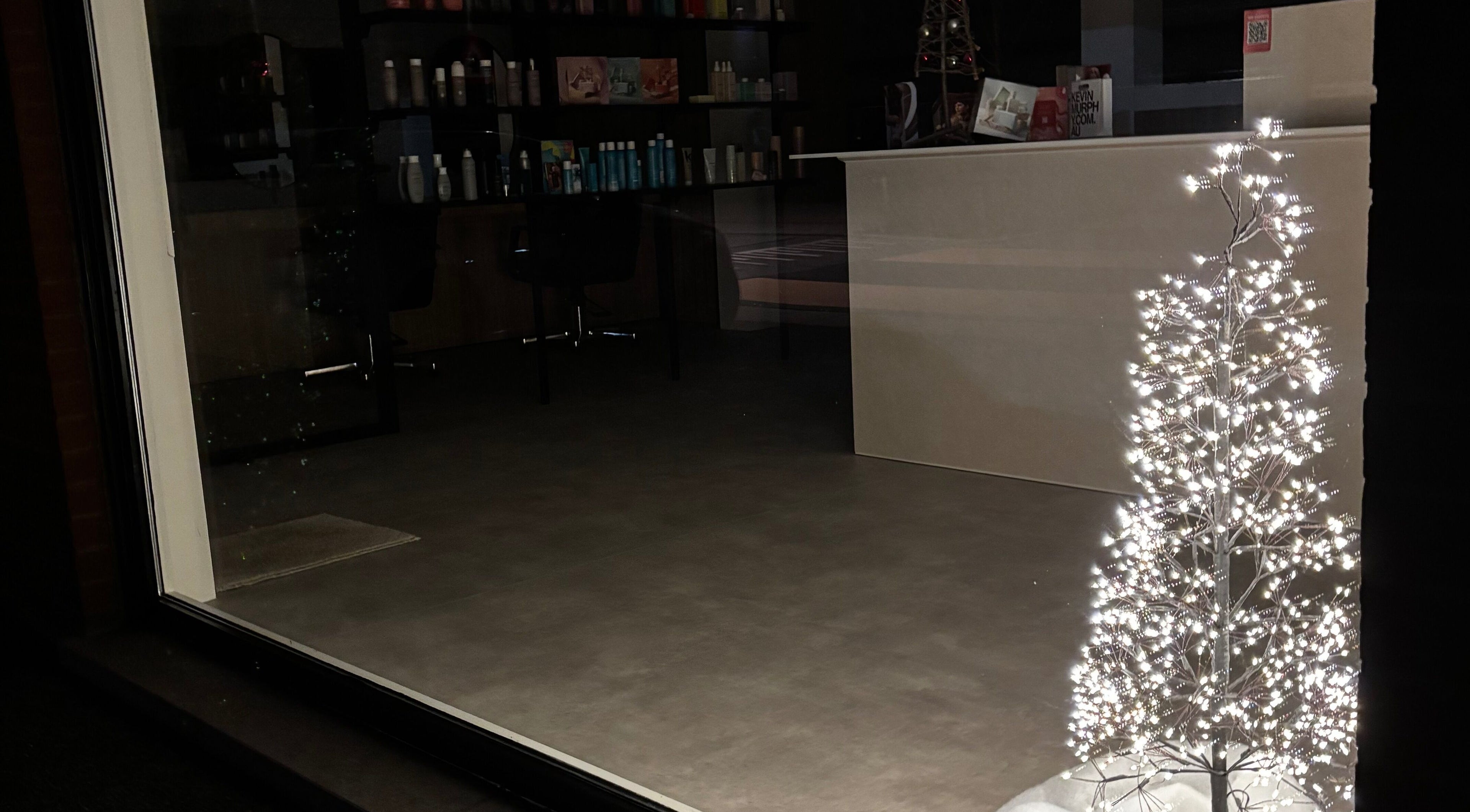 Verlichte binnenkant van CuraGlow met elegante kerstboom in Kortrijk, Vlaanderen, BE.