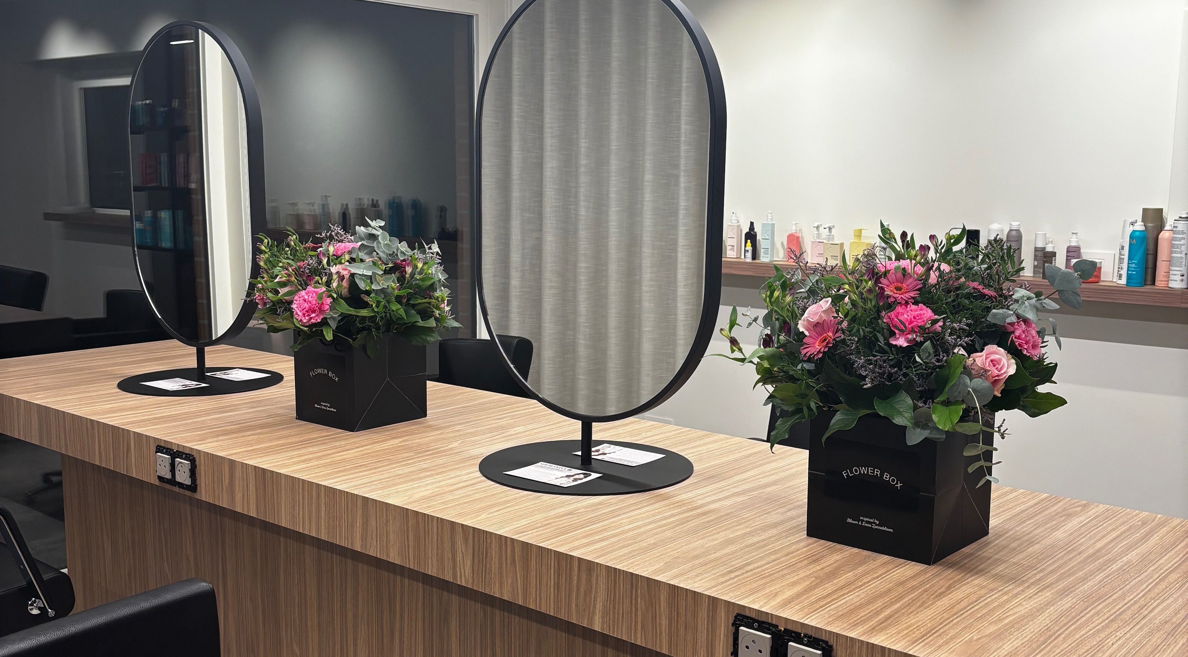 Stijlvolle spiegel met bloemen op tafel bij CuraGlow in Kortrijk, Vlaanderen, BE.