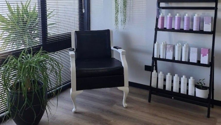 D’LUXX HAIR STUDIO, bilde 1