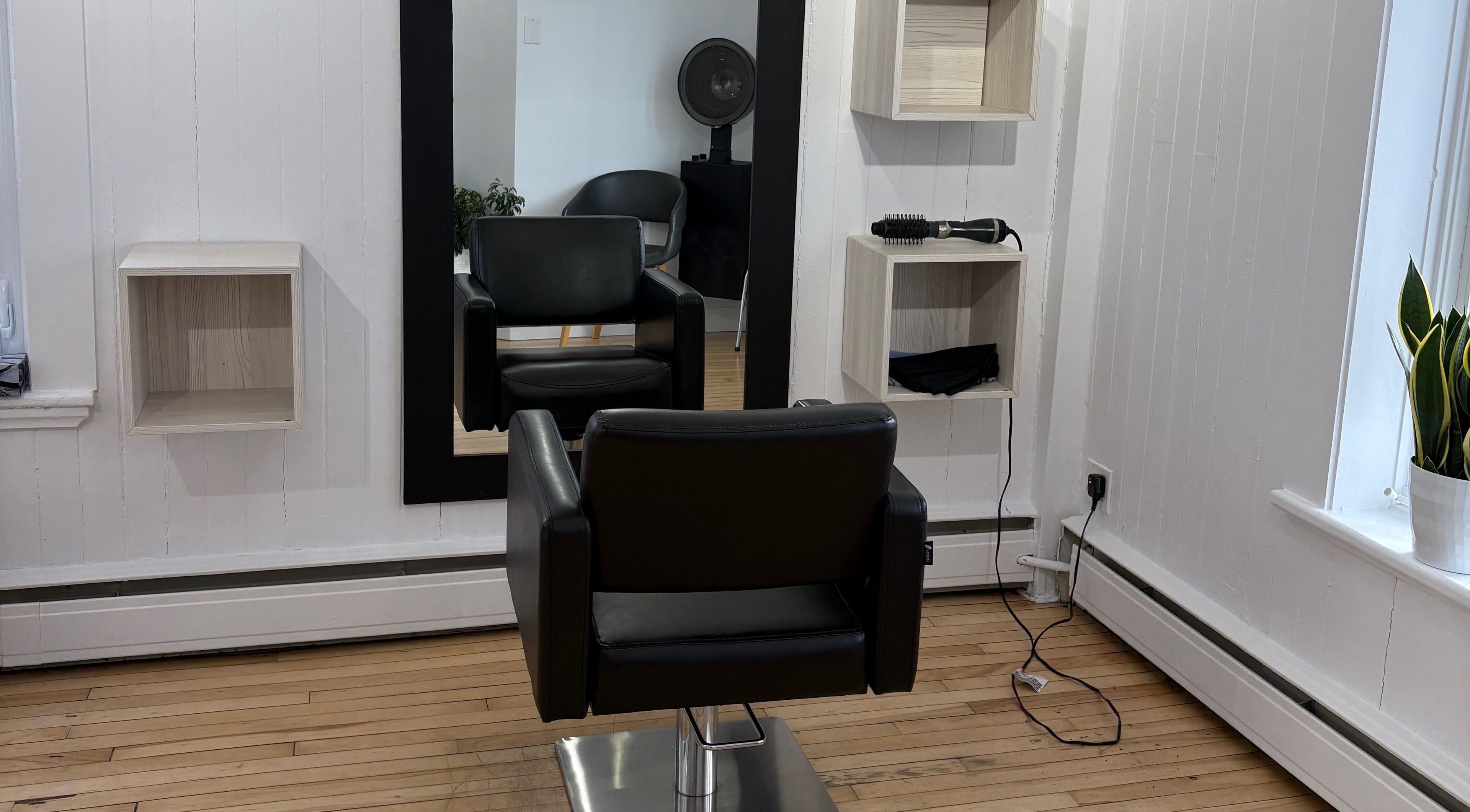 Interieur de Atelier Coiffure 212 (Kathleen) à Rimouski, Québec, CA, présentant un fauteuil moderne.