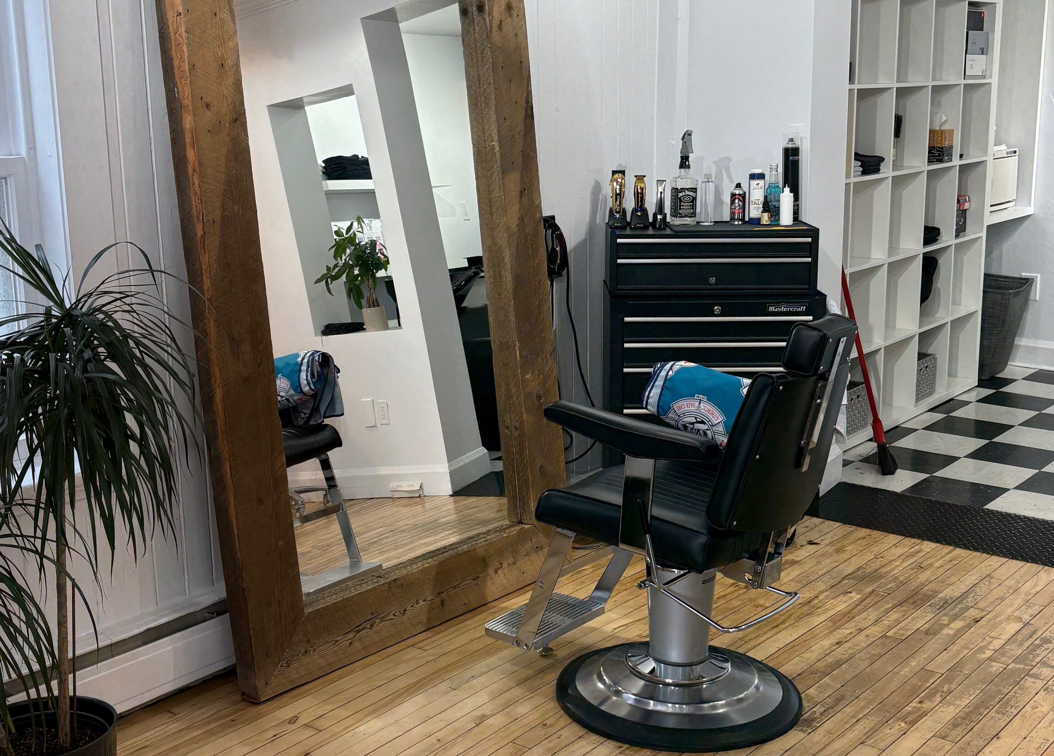 Salon de coiffure épuré chez Atelier Coiffure 212 (Kathleen) à Rimouski, Québec, CA, avec miroir rustique.