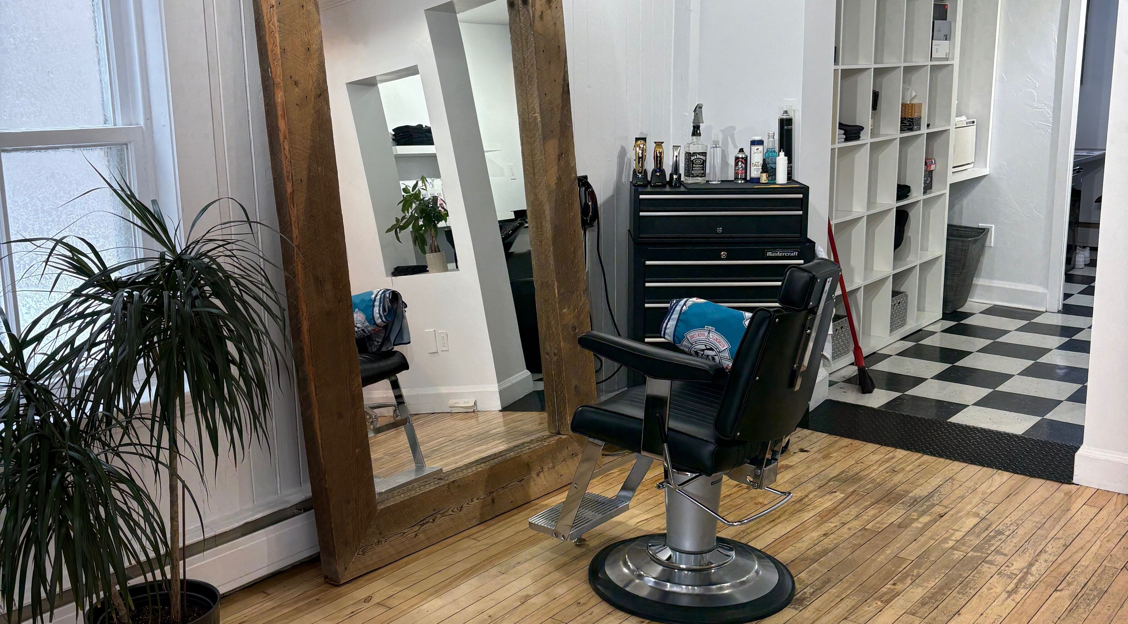Salon de coiffure épuré chez Atelier Coiffure 212 (Kathleen) à Rimouski, Québec, CA, avec miroir rustique.