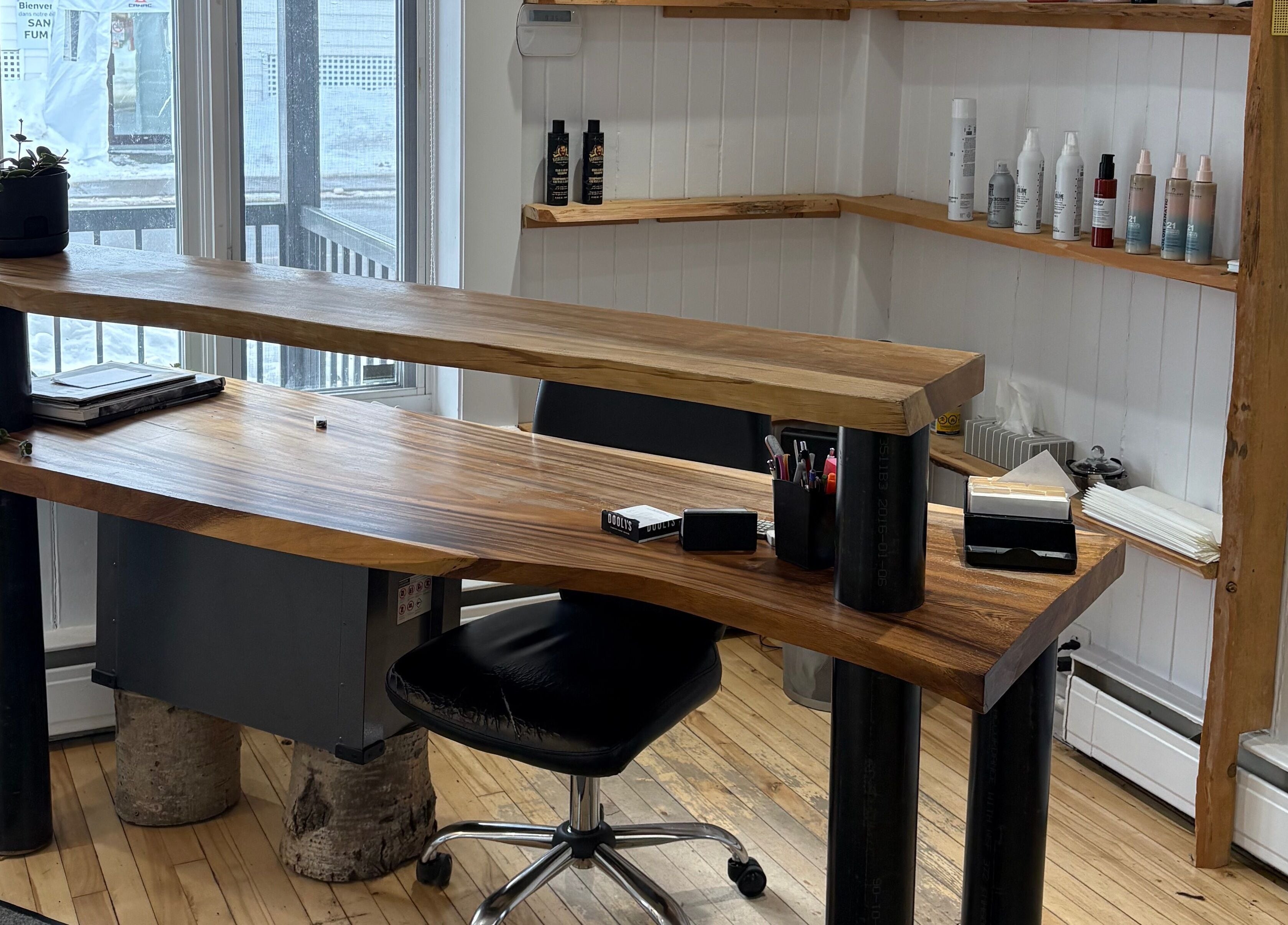 Réception lumineuse chez Atelier Coiffure 212 (Kathleen), Rimouski, Québec, CA, avec mobilier en bois.