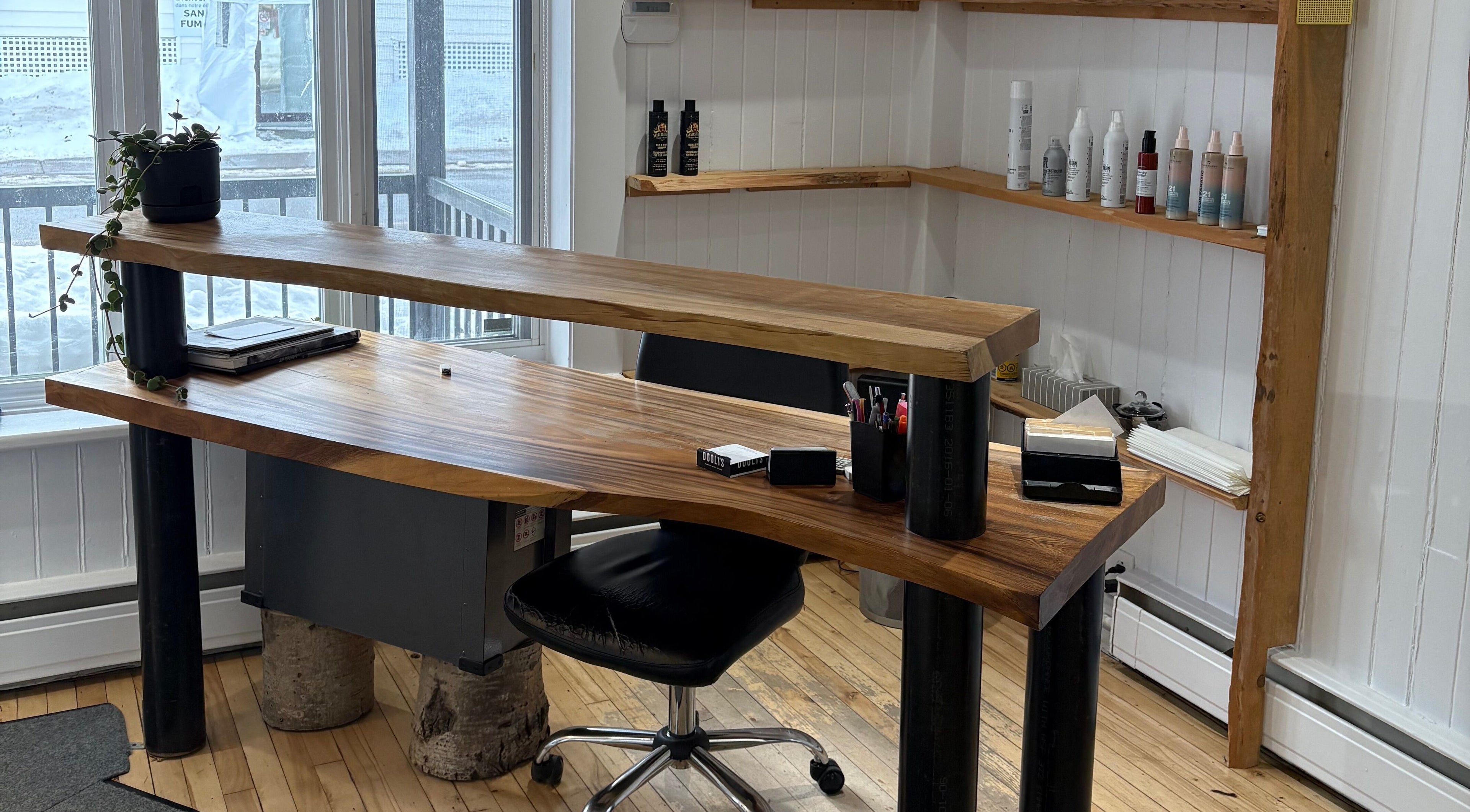 Réception lumineuse chez Atelier Coiffure 212 (Kathleen), Rimouski, Québec, CA, avec mobilier en bois.