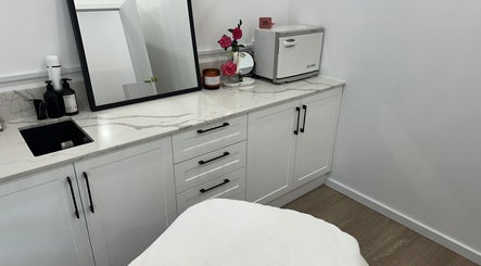 Beauty By Jodie Abn; 74601226626
