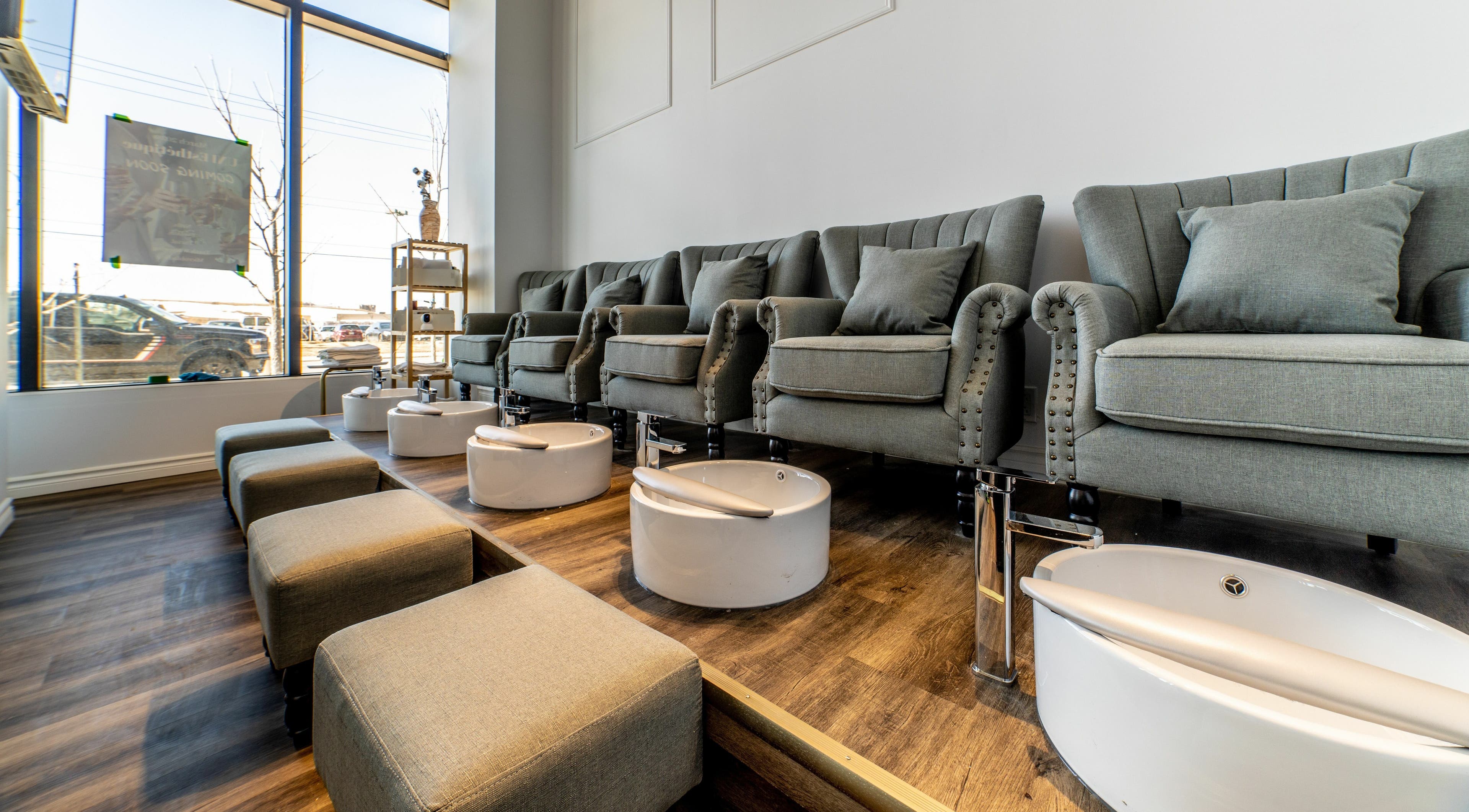 Chic pedicure lounge at Uni Esthetique, Montréal, Québec, CA with cozy seats and modern foot baths.