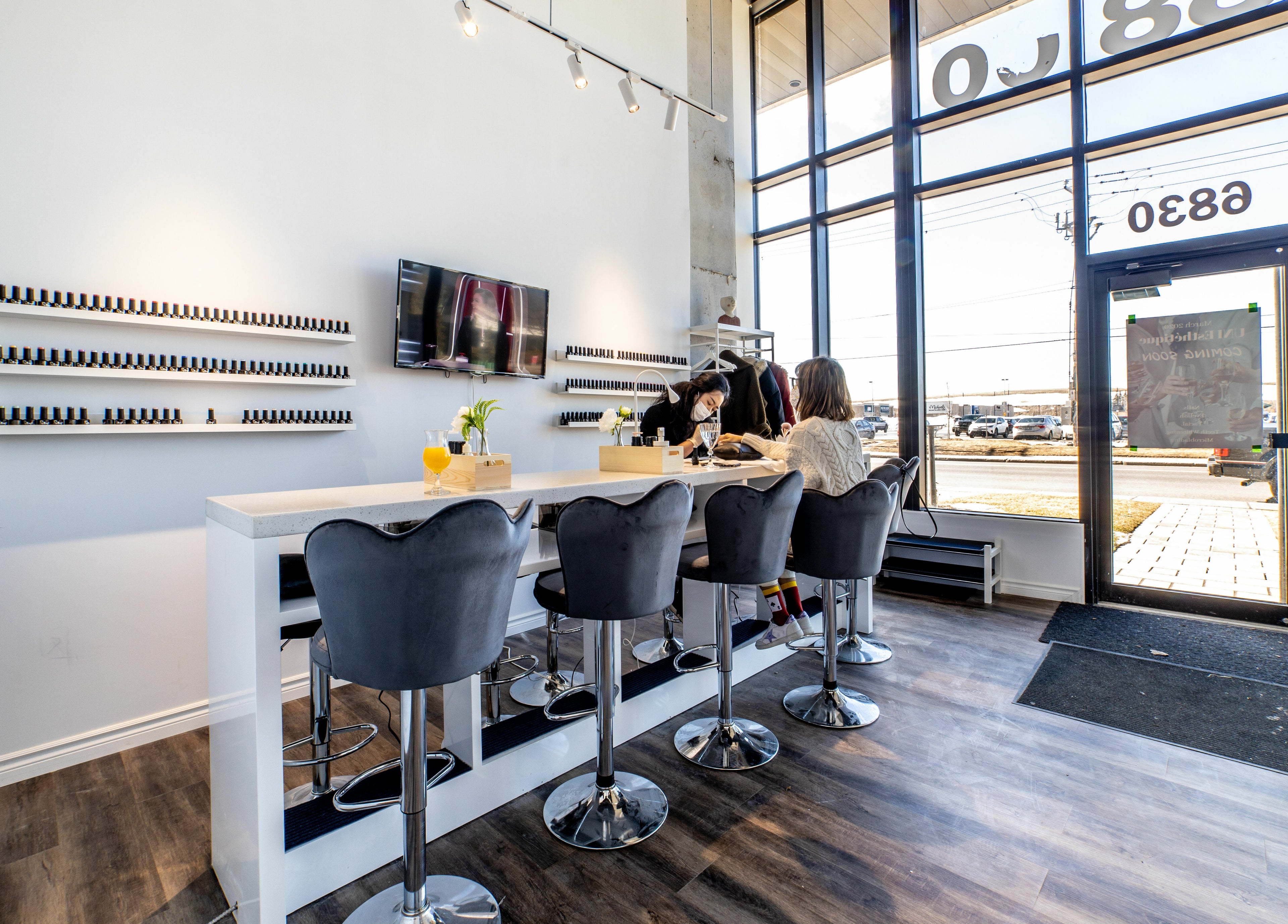 Nail bar at Uni Esthetique, Montréal, Québec, CA with cozy seating and modern design.