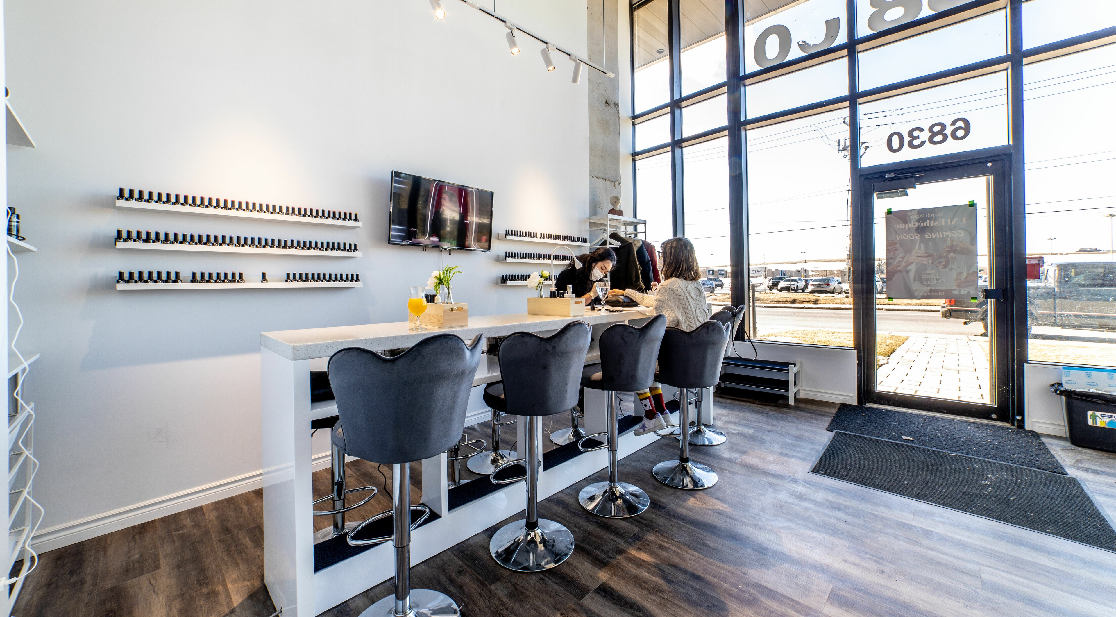 Nail bar at Uni Esthetique, Montréal, Québec, CA with cozy seating and modern design.
