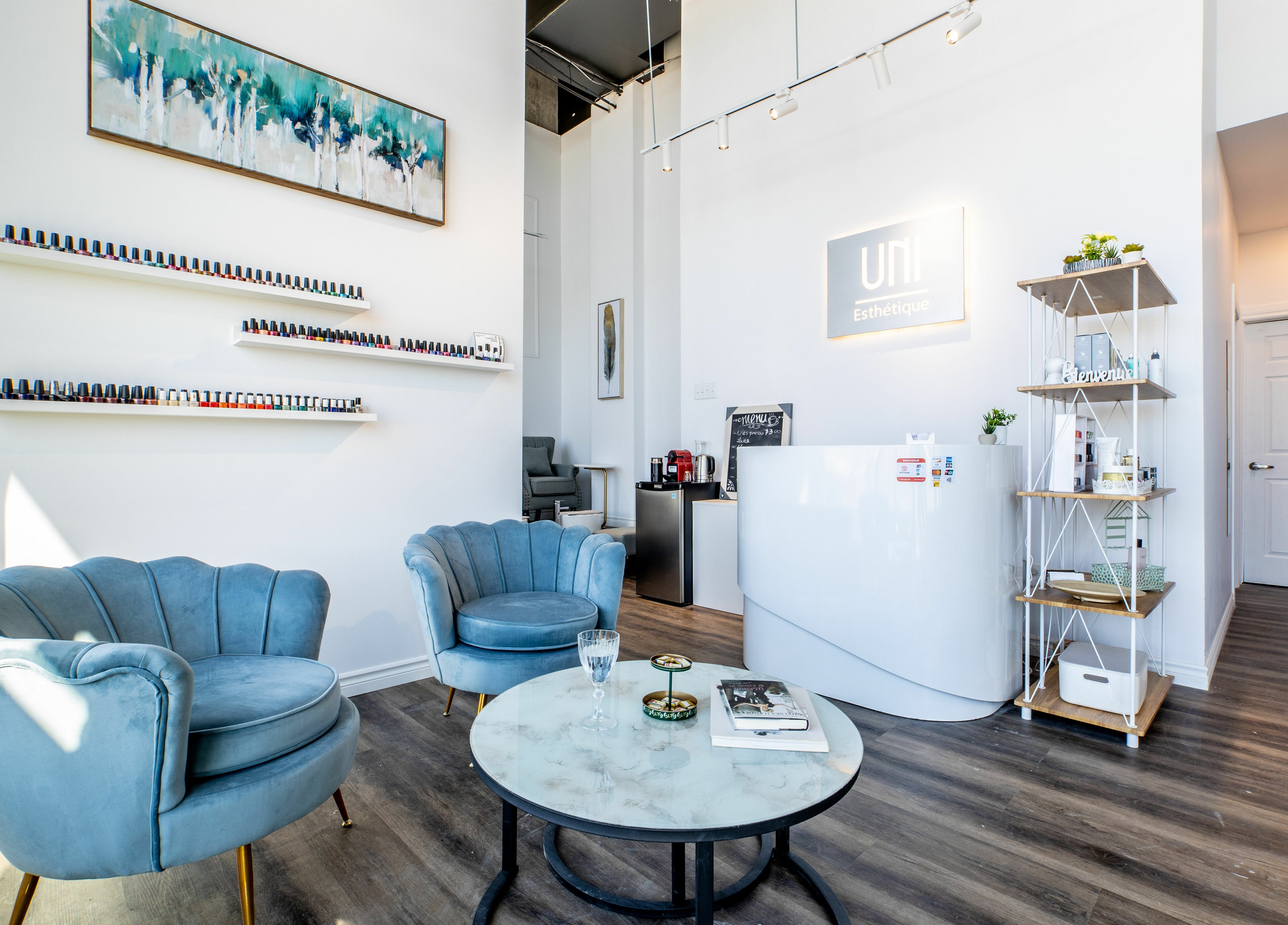 Elegant seating area at Uni Esthetique, Montréal, Québec, CA showcasing chic decor and welcoming ambiance.
