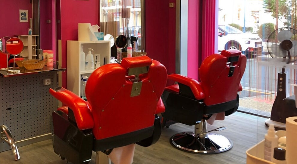 Intérieur du salon Namaste Beaute à Draveil, Île-de-France, FR avec chaises rouges modernes.
