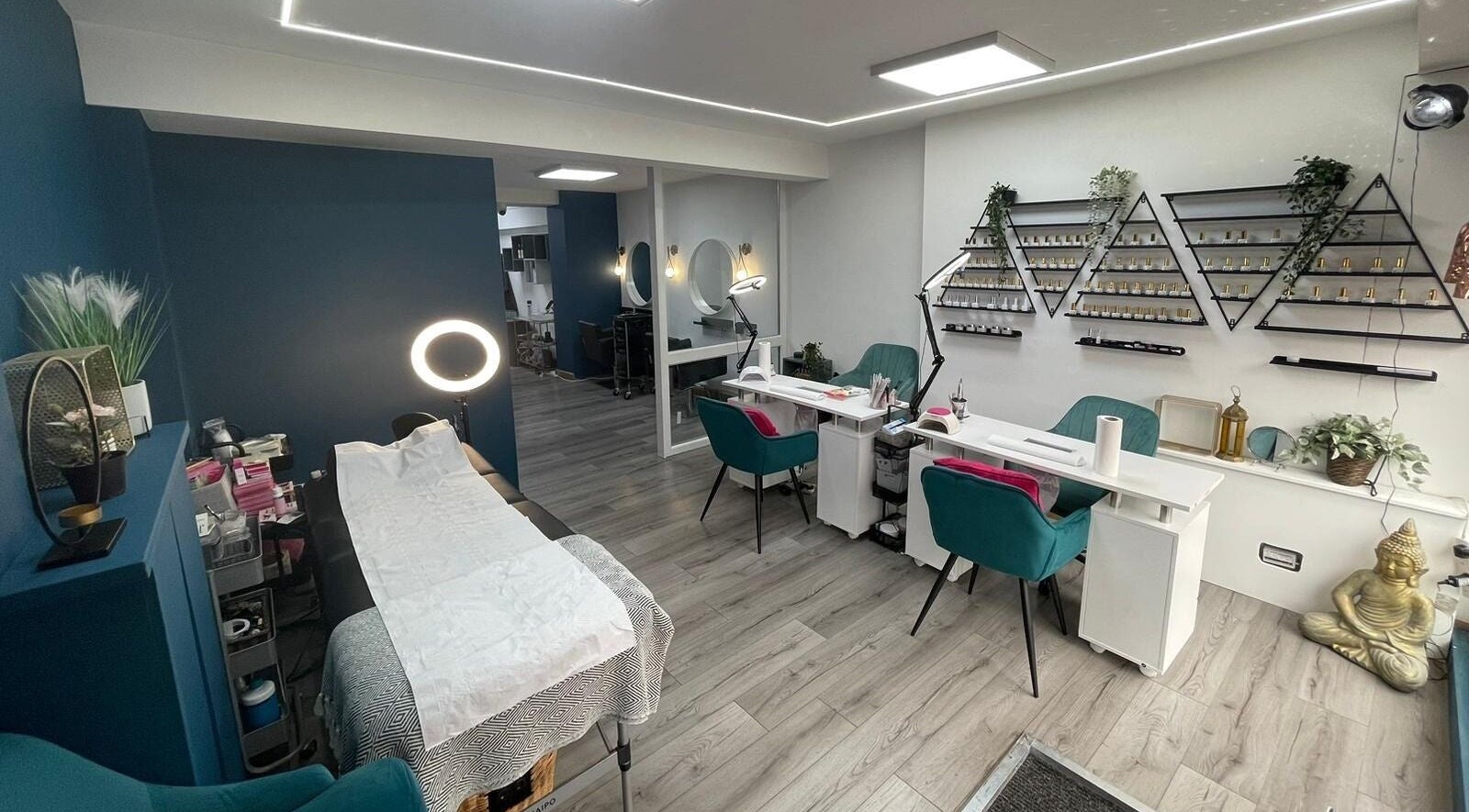 Kreep Sherwood's modern beauty lounge in Nottingham, England, GB, features elegant spa chairs and serene decor.