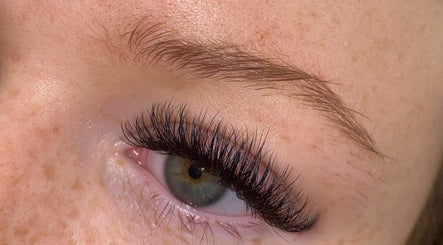 Lisa’s Lashes Brows and Beauty image 3