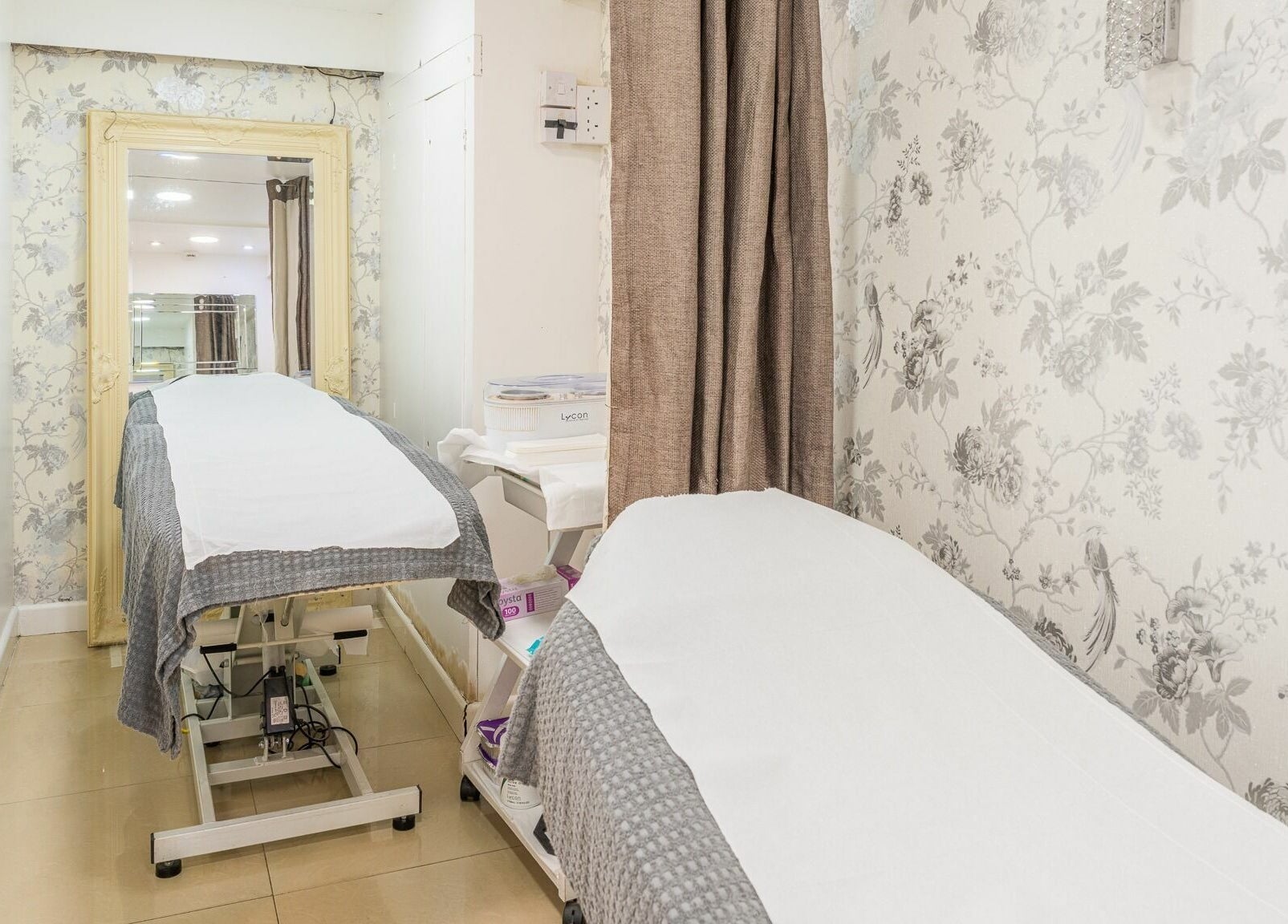 Peaceful treatment room with elegant decor at Serenity Earl's Court, London, England, GB.