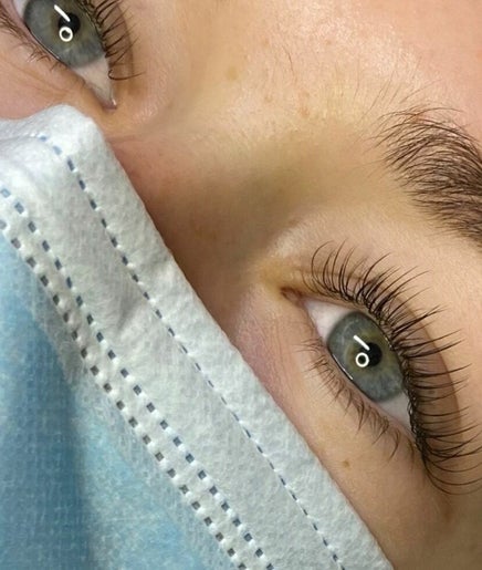 Lashes and Locks, bild 2