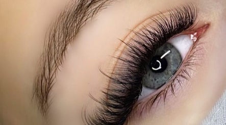 Hình ảnh 2 của Lashes and Locks