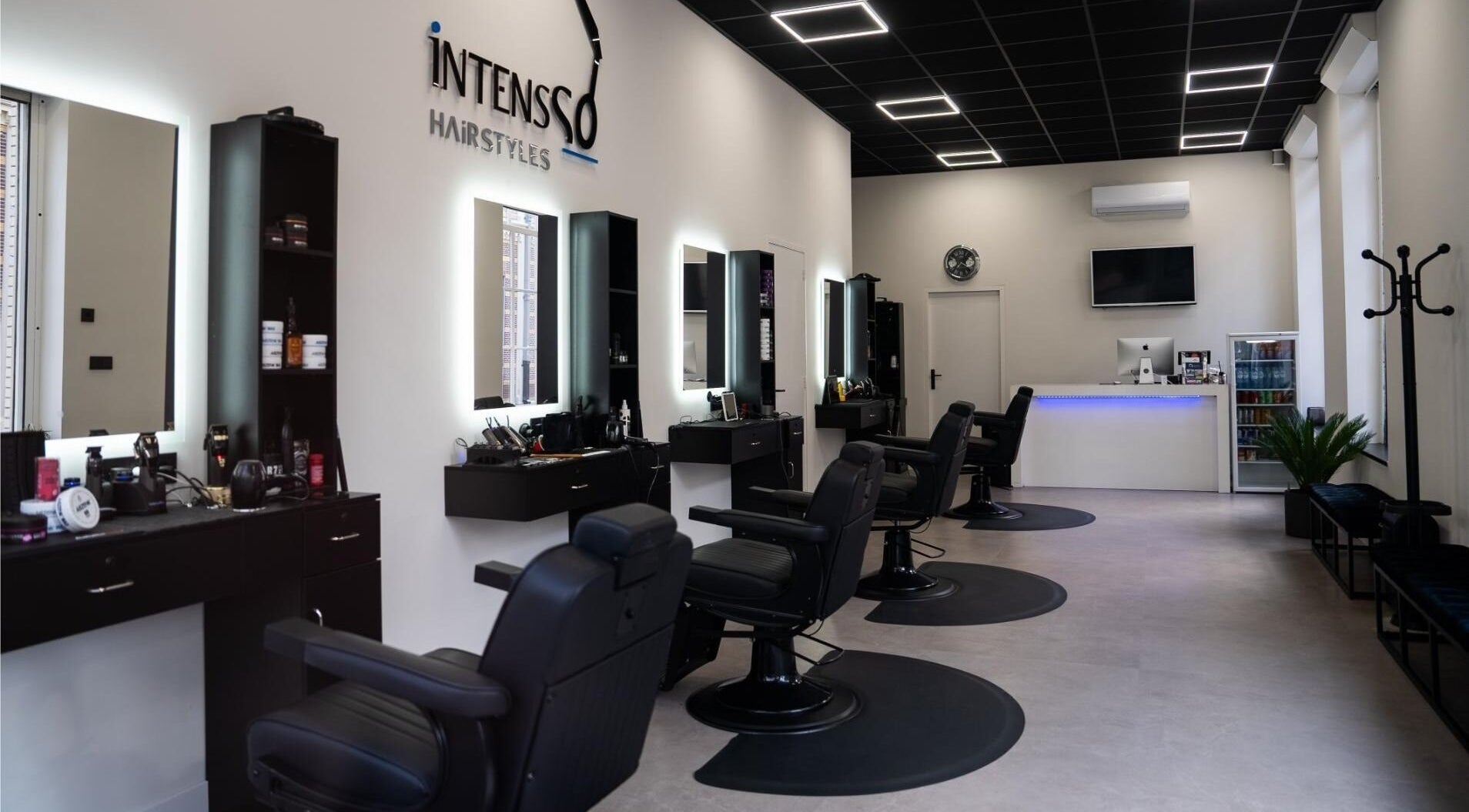Moderne interieurs van Intensso Hairstyles in Dordrecht, Zuid-Holland, NL, strakke stoelen en spiegels.