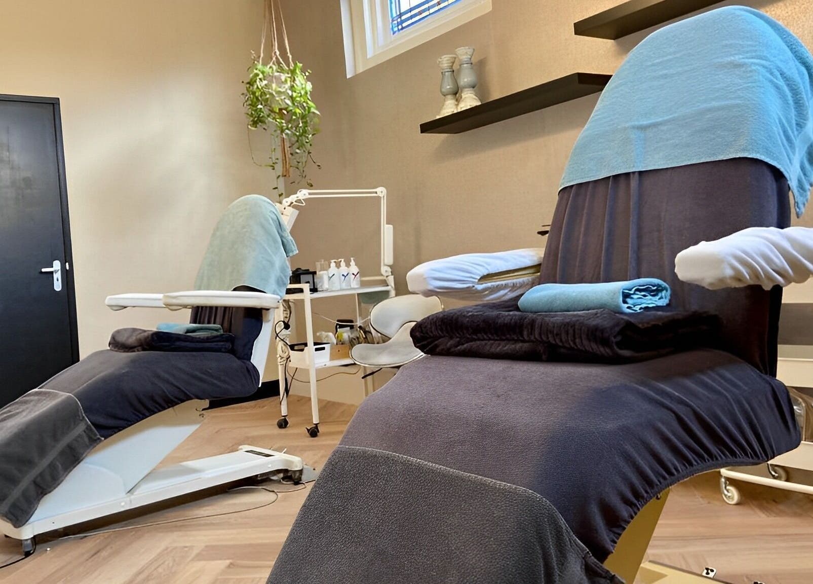 Rustieke wellnessruimte bij Go Glow! in Almelo, Overijssel, NL met moderne behandelstoelen en planten.