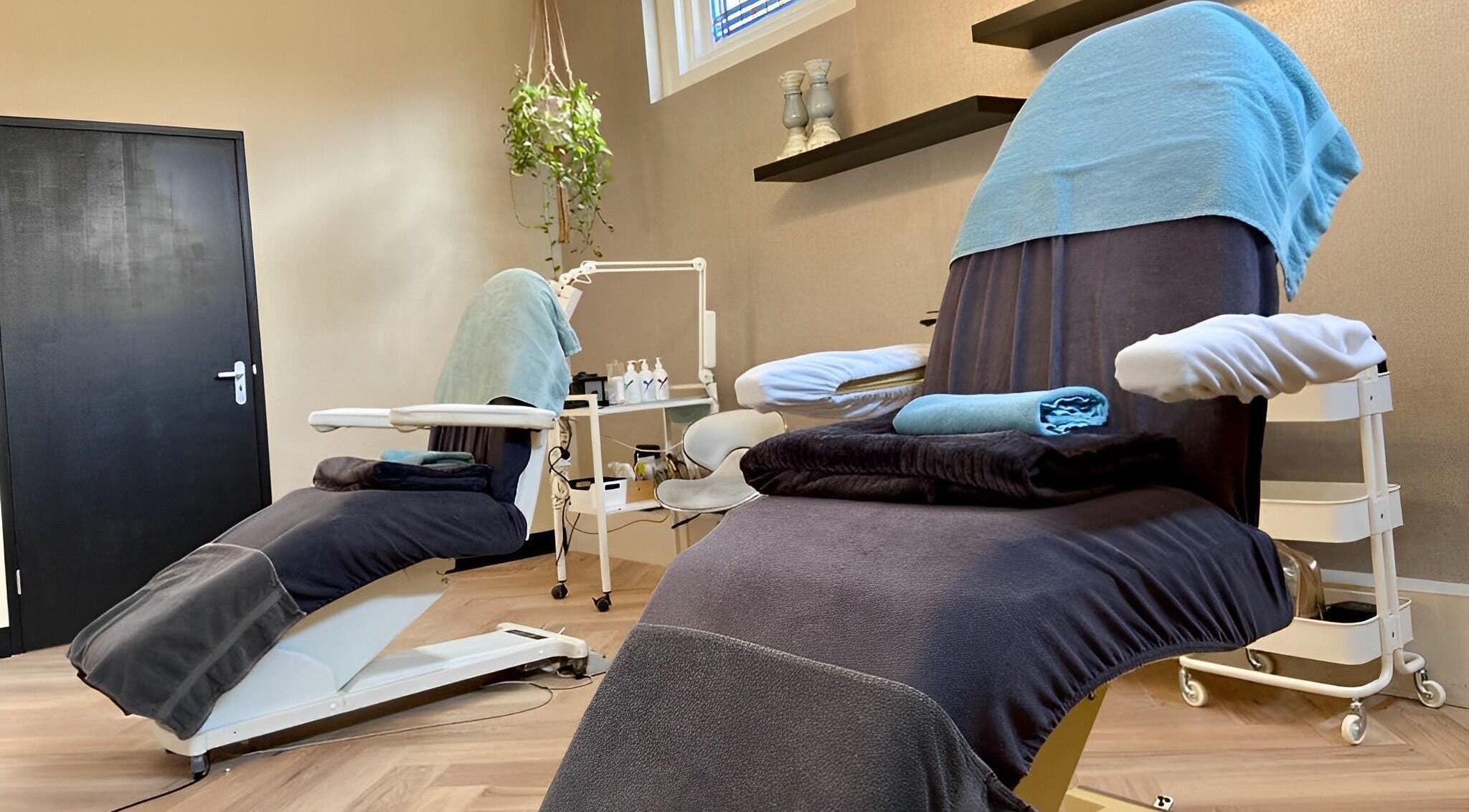 Rustieke wellnessruimte bij Go Glow! in Almelo, Overijssel, NL met moderne behandelstoelen en planten.