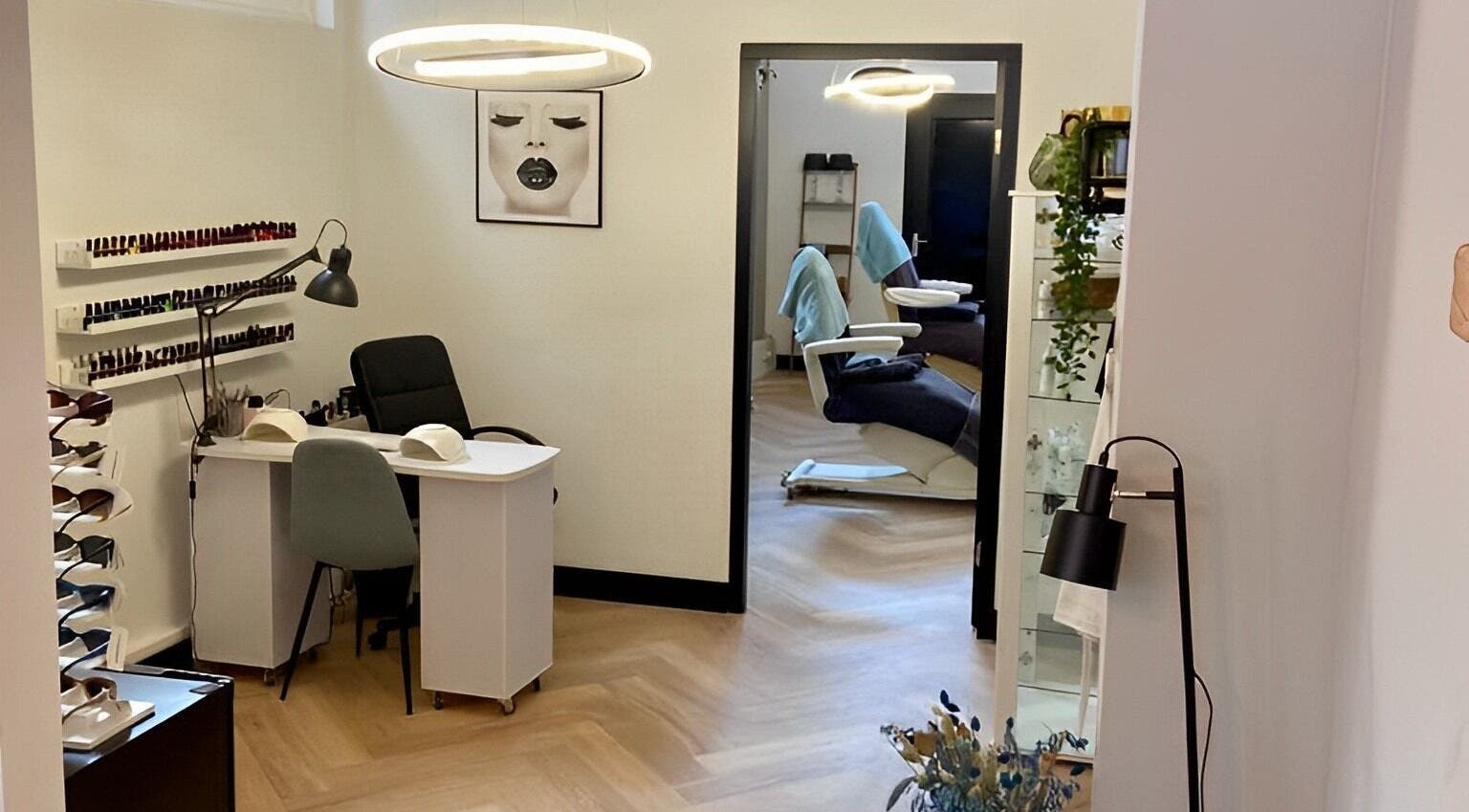 Chique interieur van Go Glow!, schoonheidssalon in Almelo, Overijssel, NL met moderne meubels en decor.