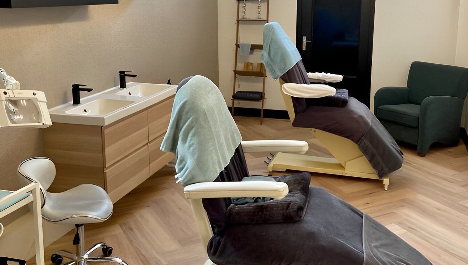 Moderne wellnessstoelen bij Go Glow! in Almelo, Overijssel, NL voor ultieme ontspanning.