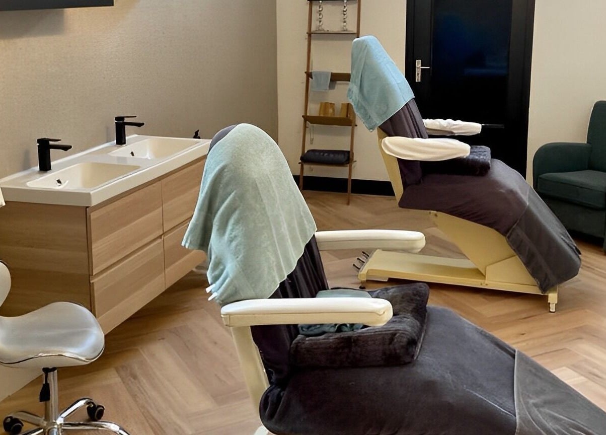 Moderne wellnessstoelen bij Go Glow! in Almelo, Overijssel, NL voor ultieme ontspanning.